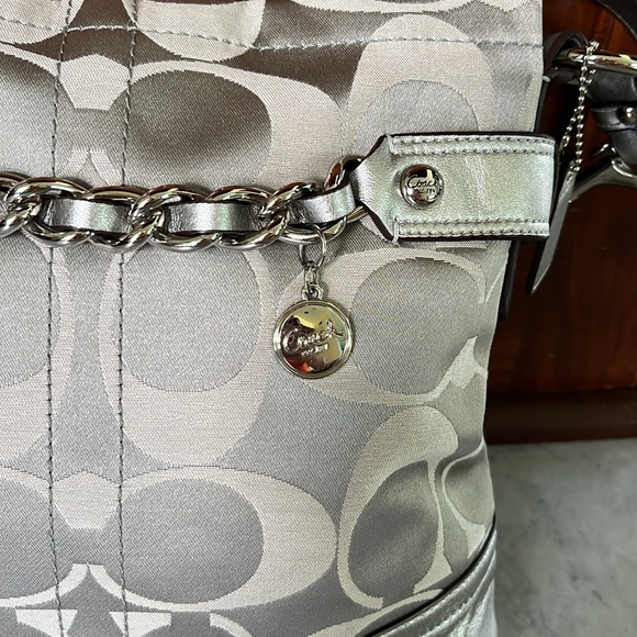 Coach Rare Crossbody/ Shoulder Bag Like New signature C silver/ metallic leather - Picture 4 of 16